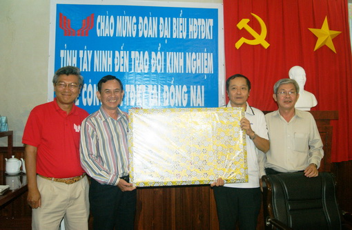 Trưởng ban TĐKT tỉnh Tây Ninh trao quà lưu niệm cho Cụm thi đua 15