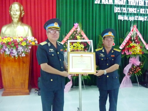 Thiếu tướng Nguyễn Văn Đảm (bên trái) trao Bằng khen của Bộ Quốc phòng cho Nhà máy A42