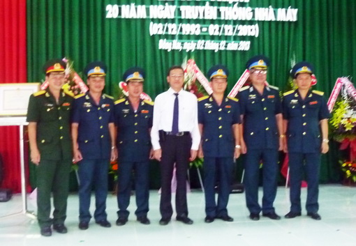 Chủ tịch UBND tỉnh Đinh Quốc Thái chụp hình lưu niệm với lãnh đạo Nhà máy A29