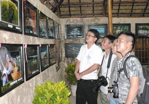 Du khách tham quan triển lãm