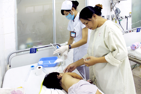 Điều trị bệnh đường hô hấp cho trẻ tại Bệnh viện nhi đồng Đồng Nai.