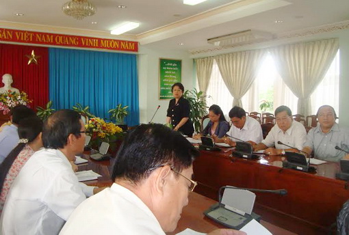 Đồng chí Phan Thị Mỹ Thanh, Ủy viên Ban TVTU, Phó chủ tịch UBND tỉnh phát biểu tại hội nghị