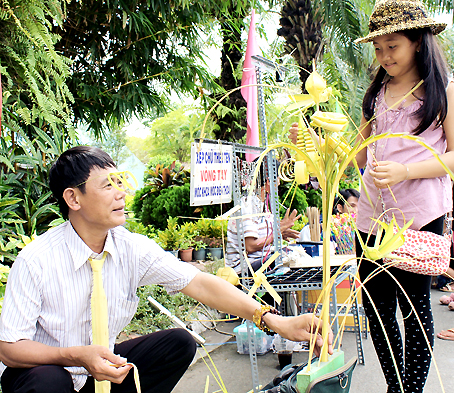 Ông Đoàn Mạnh Hùng bán đồ chơi từ lá dừa tại Lễ hội ẩm thực Đồng Nai năm 2013.