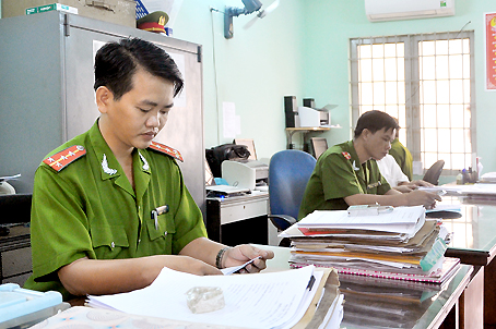 Đại úy Trần Văn Vượng và đồng đội nghiên cứu hồ sơ vụ án.