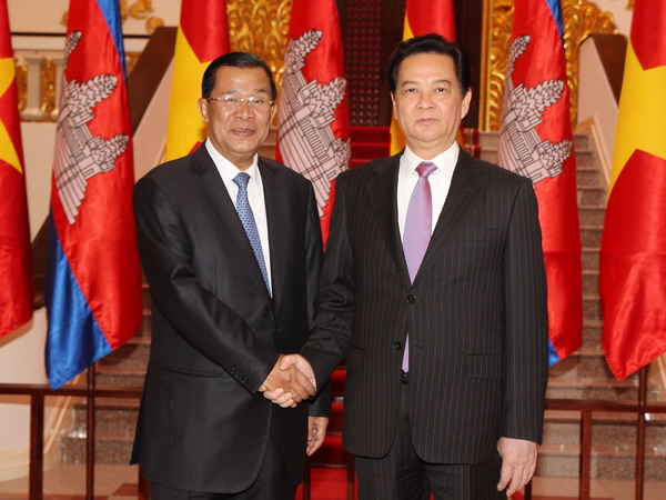 Thủ tướng Nguyễn Tấn Dũng đón Thủ tướng Campuchia Hun Sen. (Ảnh: TTXVN)