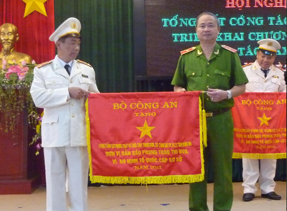  Thiếu tướng Trần Anh Dũng trao cờ thi đua xuất sắc cũa Bộ Công An cho các lãnh đạo Phòng Cảnh sát PCCC huyện Trảng Bom.