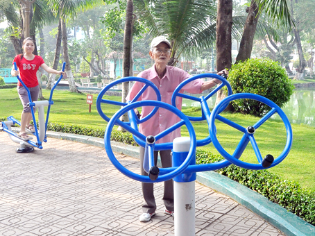 Người dân sử dụng máy tập thể thao ở Công viên Biên Hùng.