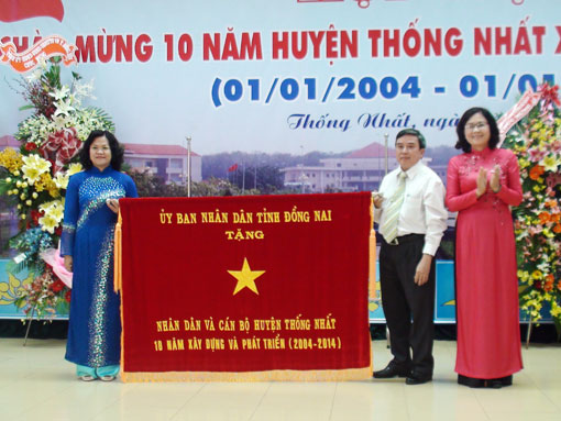 Phó chủ tịch HĐND tỉnh Huỳnh Thị Nga trao bức trướng cho lãnh đạo huyện Thống Nhất