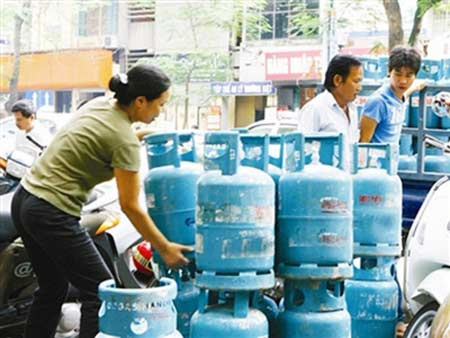 Retail cooking gas prices decreased by VND43,000 ($2) to between VND443,000-VND450,000 ($21-21.4) per 12kg canister.