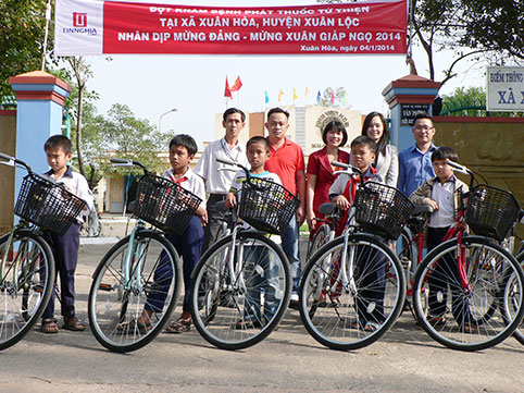  Ban tổ chức và các em học sinh được nhận xe đạp.