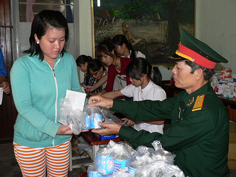 Sau khi được khám bệnh và cấp thuốc người dân còn được nhận quà (sữa) từ ban tổ chức.
