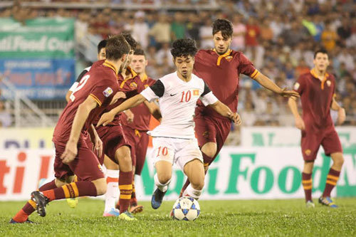 Công Phượng (áo trắng) sẽ là hi vọng của U19 Việt Nam ở trận này