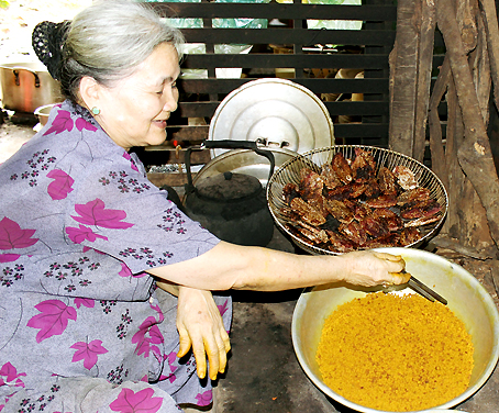 Ở tuổi 66, bà Huỳnh Thị Hoa vẫn luôn tìm được niềm vui trong lao động.