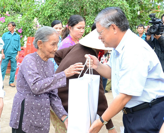 Chủ tịch Ủy ban MTTQ tỉnh Vy Văn Vũ (ảnh trên) cùng Cục trưởng Cục Hải quan Lê Văn Danh trao quà tết cho các hộ nghèo tại 2 xã Là Ngà và Phú Túc