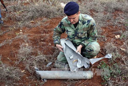 Lính Liban xem xét hiện trường bị nã đạn pháo từ Israel ngày 29/12. AFP-TTXVN