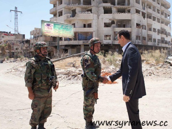 Tổng thống Bashar al-Assad trong một chuyến thị sát mặt trận Daraya, phía Tây Bắc Syria. (Ảnh: syrianews.cc)
