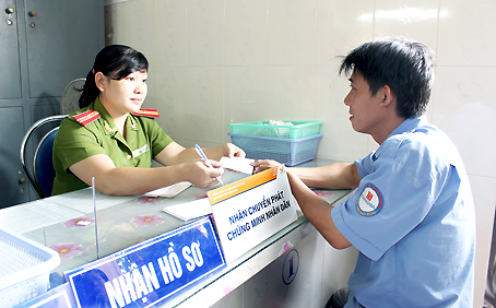 Cán bộ Phòng Cảnh sát quản lý hành chính về trật tự xã hội (Công an tỉnh) hướng dẫn người dân đăng ký chuyển giấy chứng minh nhân dân về nhà.