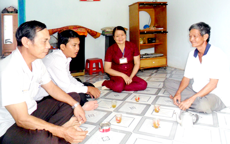 Tập thể cán bộ MTTQ xã Phú Thịnh đến thăm hộ ông Trần Ái Hữu (phải), người vừa được nhận nhà tình thương trong năm 2013.
