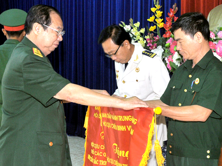 Đại tá Nguyễn Trí Thức, Chủ tịch Hội Cựu chiến binh tỉnh trao cờ của Trung ương Hội Cựu chiến binh Việt Nam cho những tập thể hoàn thành xuất sắc nhiệm vụ năm 2013.