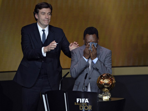 Vua bóng đá bật khóc trong tiếng vỗ tay tán thưởng của cả khán phòng. Ảnh: AFP.