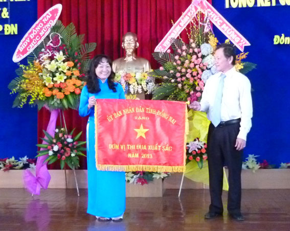  Công ty XSKT Đồng Nai được UBND tỉnh trao tặng cờ “Đơn vị thi đua xuất sắc năm 2013”. 