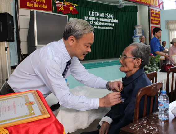 Đồng chí Nguyễn Phú Cường trao huy hiệu Đảng cho các Đảng viên.