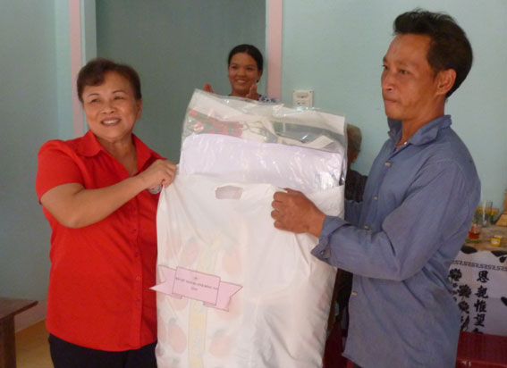 Bà Vương Thị Quyên, Chủ tịch Hội Chữ thập đỏ tỉnh trao quà cho gia đình bà Nguyễn Thị Tân nhân dịp trao nhà Chữ thập đỏ
