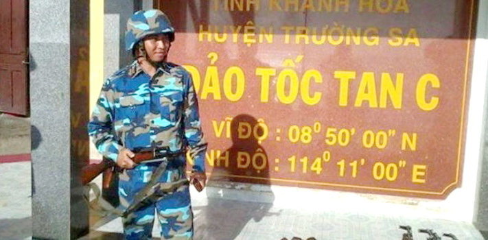 Trung úy Phan Văn Hạnh trong một ca gác tại đảo Tốc Tan C.  
