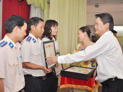 Đồng chí Ngô Văn Toàn, quyền Cục trưởng Cục thi hành án dân sự tỉnh trao bằng khen cho các tập thể đạt thành tích xuất sắc.