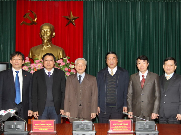 Tổng Bí thư Nguyễn Phú Trọng chụp ảnh chung với các lãnh đạo Ban Nội chính Trung ương. (Ảnh: TTXVN)