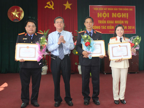Chủ tịch UBND tỉnh Đinh Quốc Thái trao bằng khen cho các tập thể, cá nhân đạt thành tích.