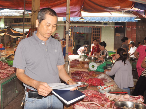 Ông Bùi Anh Tuấn tại chợ An Chu. Ảnh: Đ.Tùng
