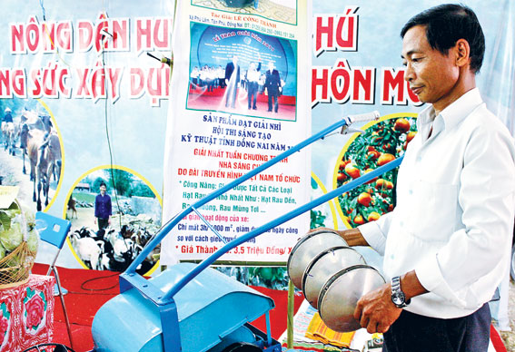 Ông Lê Công Thành, xã Phú Lâm (huyện Tân Phú) bên chiếc máy gieo hạt.