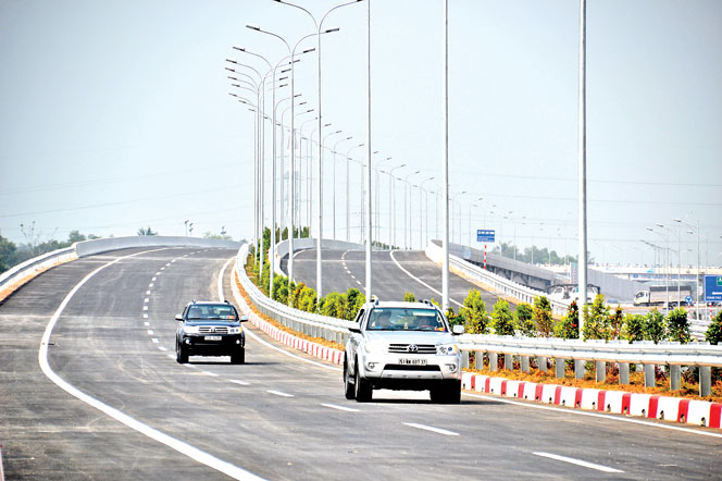 Đường cao tốc TP.Hồ Chí Minh - Long Thành - Dầu Giây đoạn qua cầu vượt quốc lộ 51.