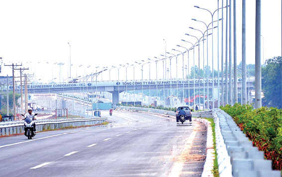 Đường cao tốc TP.Hồ Chí Minh - Long Thành - Dầu Giây đoạn gần cầu vượt đường 25A.