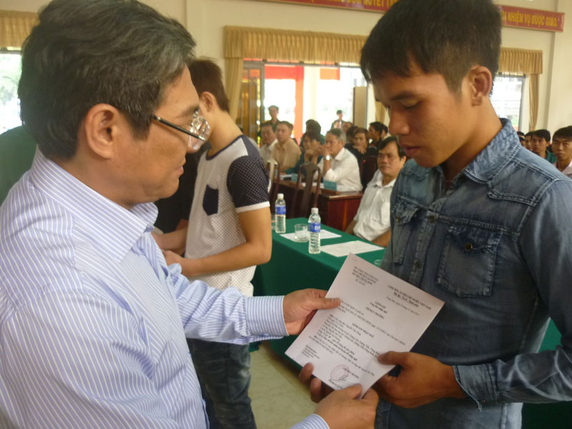 Đ/C Nguyễn Sơn Hùng, chủ tịch UBND huyện Trảng Bom, chủ tịch HĐ NVQS huyện phát lệnh gọi nhập ngũ cho thanh niên trúng tuyển.