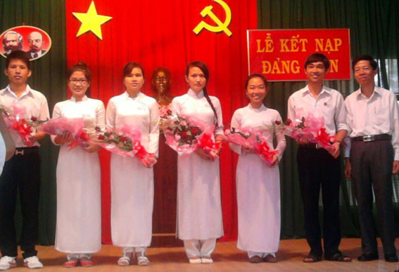 Lễ kết nạp đảng viên ở Trường THPT Long Khánh. Ảnh: Hạnh Dung