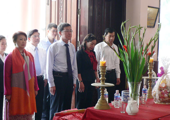 Đoàn do Chủ tịch UBND tỉnh Đinh Quốc Thái làm trưởng đoàn đến viếng