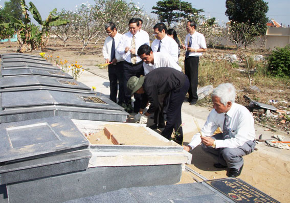  Phó Bí thư Thường trực Tỉnh ủy Lê Hồng Phương đến thắp hương trên 3 ngôi mộ chưa biết tên mới được quy tập về Nghĩa trang liệt sĩ huyện Trảng Bom sáng 27-1.