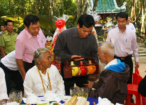 Đồng chí Bí thư Tỉnh Ủy Trần Đình Thành tặng quà cho già làng Năm Nổi