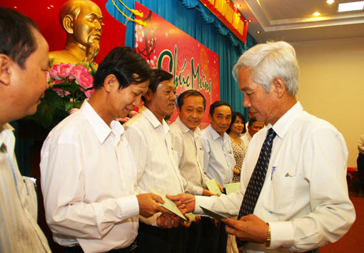 Đồng chí Lê Hồng Phương tặng quà cho các đơn vị Ban Đảng Tỉnh ủy. Ảnh: Huy Anh