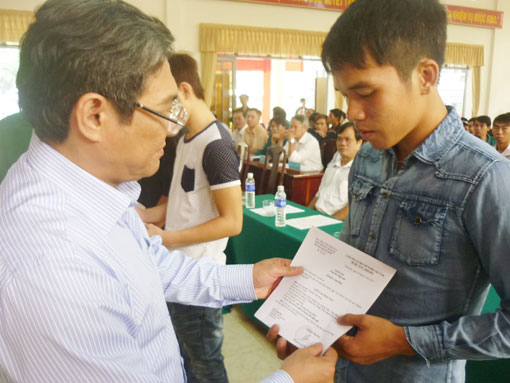 Chủ tịch UBND huyện Trảng Bom Nguyễn Sơn Hùng phát lệnh gọi nhập ngũ cho thanh niên trúng tuyển. Ảnh: Đ.Việt