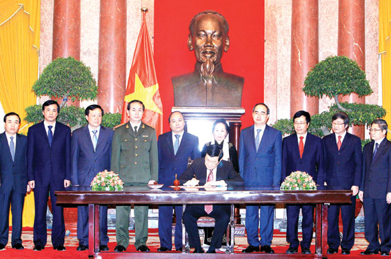  Ngày 8-12-2013, tại Phủ Chủ tịch, Chủ tịch nước Trương Tấn Sang ký‎  Lệnh công bố Hiến pháp nước Cộng hòa xã hội chủ nghĩa Việt  Nam và Lệnh công bố Nghị quyết quy định một số điểm thi hành Hiến pháp nước Cộng hòa xã hội chủ nghĩa Việt Nam.