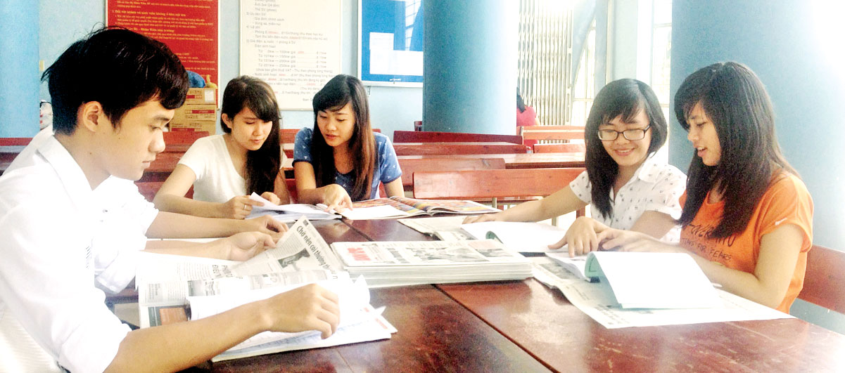 Sinh viên Trường đại học Lạc Hồng nghiên cứu Hiến pháp năm 2013, có hiệu lực thi hành từ 1-1-2014.
