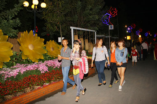  ... và người dân thành phố Biên Hòa vào tham quan đường hoa