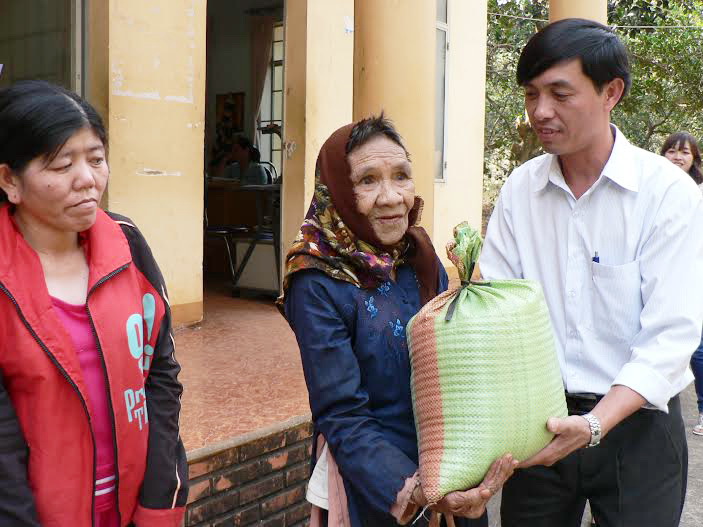 Người dân xã Hàng Gòn nhận quà tết