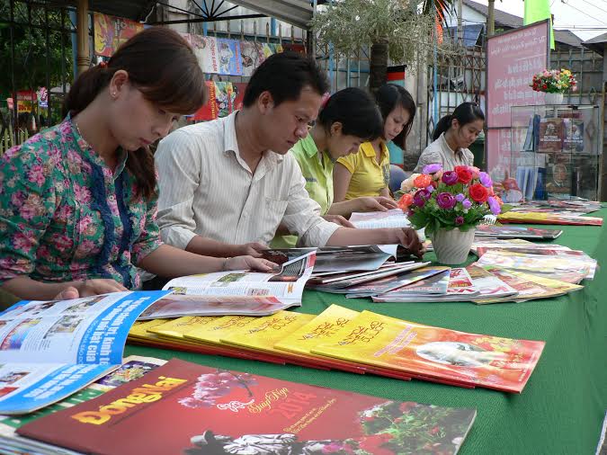 Người dân thị xã Long Khánh đến với triển lãm báo xuân 2014.