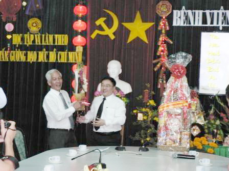 Đồng chí Lê Hồng Phương chúc tết và tặng quà tại Bệnh viện đa khoa Đồng Nai