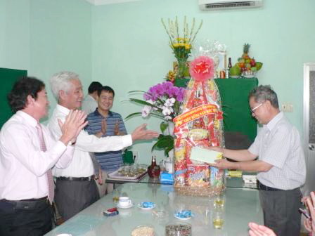 Đồng chí Lê Hồng Phương chúc tết và tặng quà tại Công ty TNHH một thành viên Xây dựng cấp nước Đồng Nai