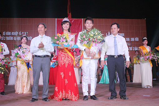 Hai thí sinh đoạt giải nhất của cuộc thi Lê Thị Minh Thư và Trịnh Ngọc Quỳnh.